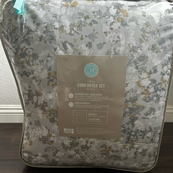 Martha Stewart 3 piece comforter set. - Picture 4 of 4